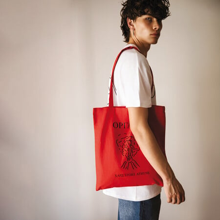 Η ιεραρχία των tote bags: Τι (θέλουμε να) λέει η τσάντα μας για εμάς 