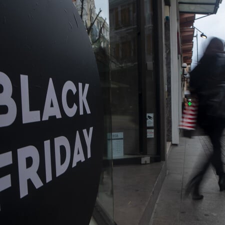 Black Friday: Ένας στους δύο Έλληνες σκέφτεται να κάνει αγορές