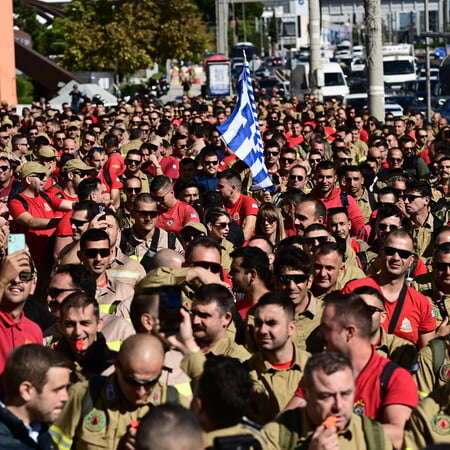 Συγκέντρωση διαμαρτυρίας εποχικών πυροσβεστών έξω από το υπουργείο Πολιτικής Προστασίας