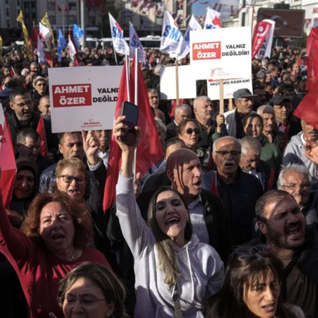 Τουρκία: Διαδηλώσεις για τη σύλληψη δημάρχου - «Απώτερος στόχος ο Ιμάμογλου», λενε οι κεμαλιστές