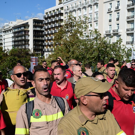 Νέα συγκέντρωση των εποχικών πυροσβεστών σήμερα – 14 τραυματίες στα επεισόδια στο υπουργείο Πολιτικής Προστασίας