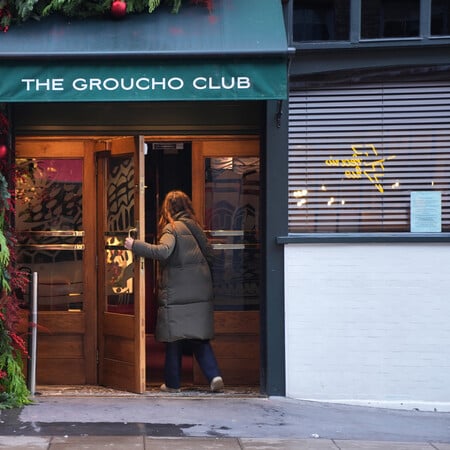 Λονδίνο: Έκλεισε το Groucho Club, το εμβληματικό στέκι τέχνης, για «σοβαρά εγκλήματα»