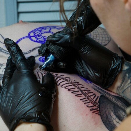 Ουαλία: Νέος και αυστηρός νόμος για τους tattoo και make-up artists