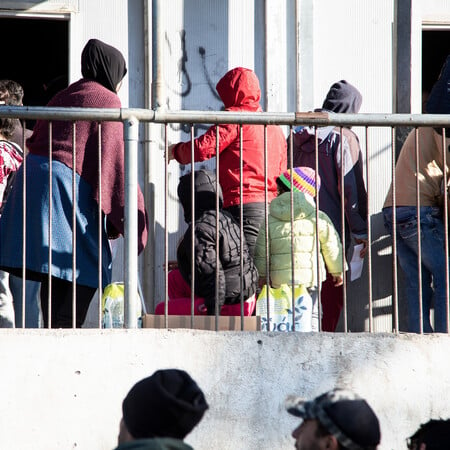 Η μία μετά την άλλη οι χώρες της ΕΕ -μαζί και η Ελλάδα- σταματούν την επεξεργασία αιτήσεων ασύλου από Σύρους πρόσφυγες