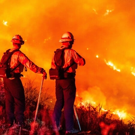 Η μεγάλη φωτιά που καίει στο Μαλιμπού μέσα από 10 φωτογραφίες