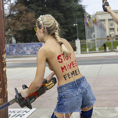 Φεμινίστριες της Femen προκάλεσαν ζημιές σε μνημείο έξω από το κτίριο του ΟΗΕ στη Γενεύη