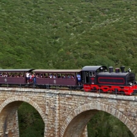 Εκτροχιάστηκε στο πρώτο δρομολόγιο ο «Μουτζούρης» στο Πήλιο