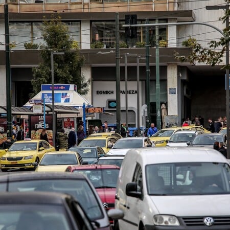 Κίνηση στους δρόμους: Πάνω από 30 λεπτά οι καθυστερήσεις στην Αττική Οδό - Πού αλλού έχει μποτιλιάρισμα