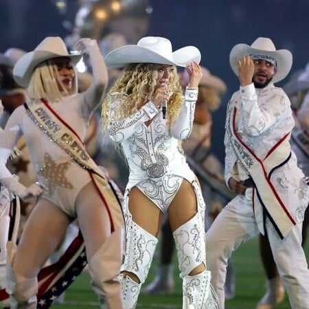 Η Beyoncé on stage τραγουδά με την κόρη της το «Texas Hold 'Em»