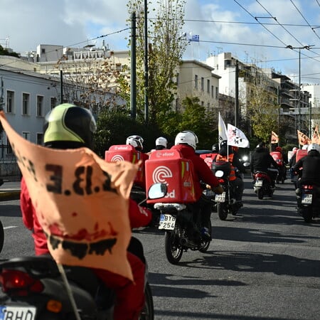 Απεργούν οι εργαζόμενοι στο delivery του efood