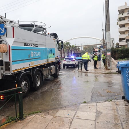 Πλημμύρισε ξανά η Ποσειδώνος - Διακοπή της κυκλοφορίας 