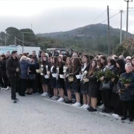 Κόσμος αποχαιρετά το σκήνωμα του Αρχιεπισκόπου Αλβανίας Αναστάσιου στο μεθοριακό σταθμό της Κακαβιάς