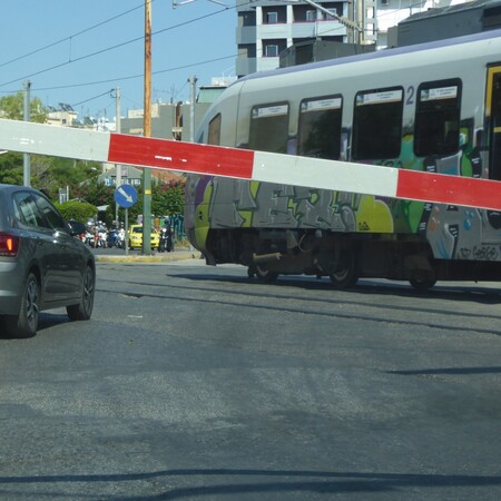 Σεπόλια: Παρολίγον παράσυρση μηχανής σε σιδηροδρομική διάβαση - Συνελήφθη ο φύλακας