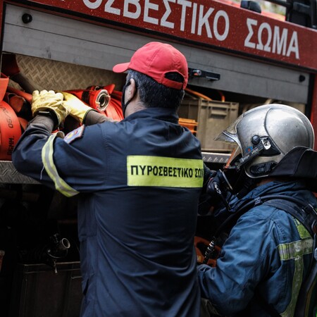 Φωτιά σε κτίριο στο κέντρο της Αθήνας - Ποιοι δρόμοι είναι κλειστοί