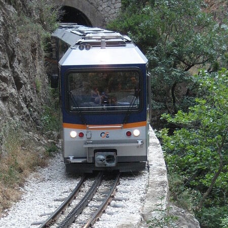 Αναστάτωση σε μαθητική εκδρομή στα Καλάβρυτα - Σταμάτησε πάνω σε γέφυρα ο οδοντωτός