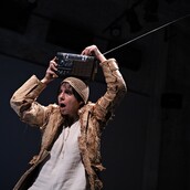 «Στη σκιά του Λούσια»: Μια παράξενη παράσταση, ένα βαθιά πολιτικό έργο στο θέατρο Θησείον