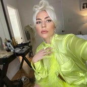 H Lady Gaga διαψεύδει τις φήμες για την εγκυμοσύνη της