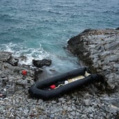 «Το ελληνικό λιμενικό πετάει μετανάστες στη θάλασσα για να πεθάνουν»: ΚαταγγέΈρευνα του BBC