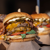 Burger Fest 24 x efood: Η γιορτή των burgers επιστρέφει με δύο ζουμερά τριήμερα 