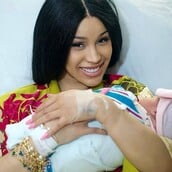 Cardi B: Τα βραχιόλια με τα ονόματα των παιδιών της και οι εικασίες για το τρίτο της παιδί 