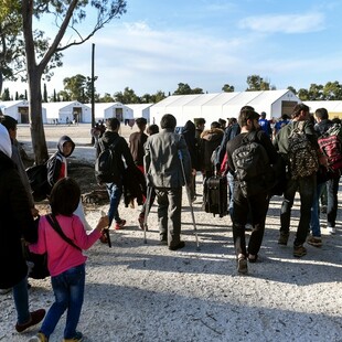 Σε Κρήτη, Αγρίνιο, Λιβαδειά, Λαμία και Ριτσώνα τα πρώτα ελεγχόμενα κέντρα για πρόσφυγες και μετανάστες