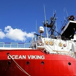 Ocean Viking: Πήρε άδεια να αποβιβάσει 403 πρόσφυγες και μετανάστες στην Ιταλία