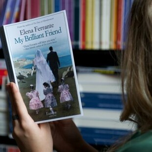 Ποια είναι τελικά η Έλενα Φερράντε; Η ιδιότυπη περίπτωση ψευδωνυμίας μιας σπουδαίας συγγραφέα
