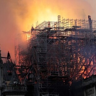 Παναγία των Παρισίων: Βραχυκύκλωμα προκάλεσε την καταστροφική πυρκαγιά