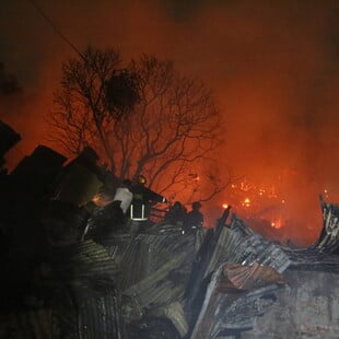 Μπαγκλαντές: Τουλάχιστον 10.000 άστεγοι από πυρκαγιά σε παραγκούπολη