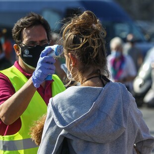 «Κόντρα» κυβέρνησης - ΣΥΡΙΖΑ για την αύξηση των κρουσμάτων