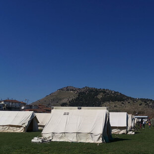 Σεισμός στην Ελασσόνα: Μεταφορά τροχόσπιτων και οικίσκων, για τους πληγέντες που μένουν σε σκηνές