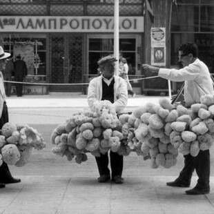 Όταν στους δρόμους της Αθήνας τριγυρνούσαν πωλητές σφουγγαριών