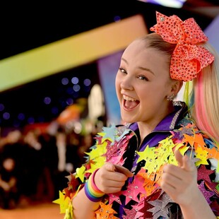 Τέλος οι φιόγκοι για την JoJo Siwa: «Ήταν πιο δύσκολο να το πω στη μαμά μου από το coming out»