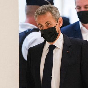 Γαλλία - Ο Σαρκοζί αρνείται κάθε ευθύνη για τις παράνομες χρηματοδοτήσεις: «Δεν γνώριζα πού πήγαιναν τα χρήματα»
