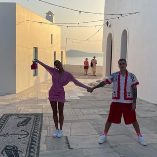 Το ζεύγος Bieber στη Μήλο: Οι βόλτες, η χωριάτικη σαλάτα και οι φωτογραφίες στο Instagram - «Το μέρος μοιάζει βγαλμένο από όνειρο»