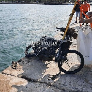 Θερμαϊκός: Συνεχίζεται ο καθαρισμός- Έβγαλαν μηχανάκια, ποδήλατα μέχρι και αυτοκίνητο