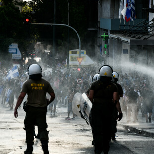 Τραυματίας στα Προπύλαια- Ένταση και χημικά σε συγκέντρωση κατά του υποχρεωτικού εμβολιασμού στο Σύνταγμα