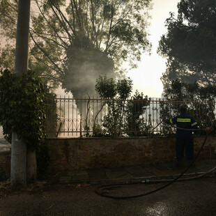 Φωτιά στο Κρυονέρι: Σε πηγάδι έπεσε εποχικός πυροσβέστης - Απεγκλωβίστηκε από τους συναδέλφους του 