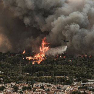 Φωτιά στην Βαρυμπόμπη: Η ιστορία των τριών φίλων που εγκλωβίστηκαν- Υπέκυψε ο ένας, με εγκαύματα οι άλλοι δυο