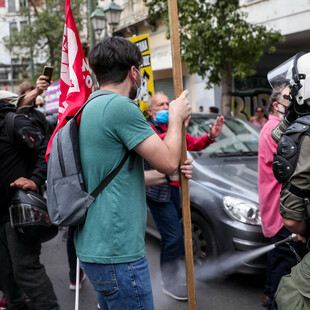 Ένταση και χημικά στο αντιφασιστικό συλλαλητήριο στην Ομόνοια