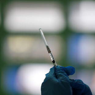 Ρωσία: Ιδιωτική εταιρεία ξεκινά κλινικές δοκιμές για νέο εμβόλιο κατά της COVID-19