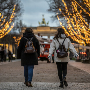 Γυναίκες περπατούν σε στολισμένο δρόμο της Γερμανίας