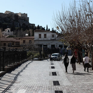 Πεζοί στο Μοναστηράκι