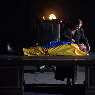 Ένας «νεκρός» σκεπασμένος με την σημαία της Ουκρανίας στη σκηνή του Τεάτρο Ρεάλ στη Μαδρίτη