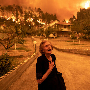 World Press Photo: Ο σπαραγμός της κας Παναγιώτας στις φωτιές στην Εύβοια μία από τις φωτογραφίες της χρονιάς