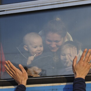Ουκρανία: 17 λεωφορεία ήδη καθ' οδόν για τη Μαριούπολη- Για την παραλαβή αμάχων