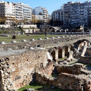 Θεσσαλονίκη: Ζευγάρι έπεσε από κάγκελα στην Αρχαία Αγορά- Έχασαν την ισορροπία τους