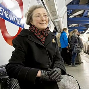 Κατεβαίνει κάθε μέρα στον σταθμό του μετρό για να ακούσει τη φωνή του συζύγου της, που πέθανε το 2007