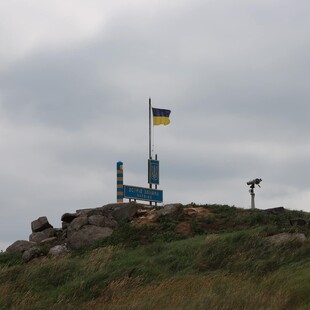 Οι Ουκρανοί ύψωσαν την σημαία τους στο Φιδονήσι μετά την αποχώρηση των Ρώσων