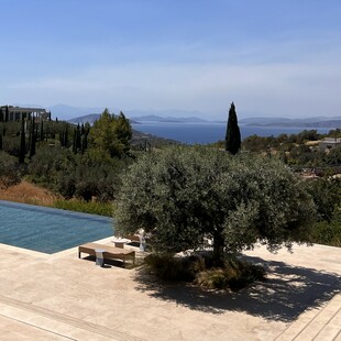 Grivalia Hospitality: Το Amanzoe διέκοψε προσωρινά τη λειτουργία του- Ο απολογισμός από τη φωτιά